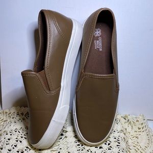 Avon cushion walk brown sneakers with white soles